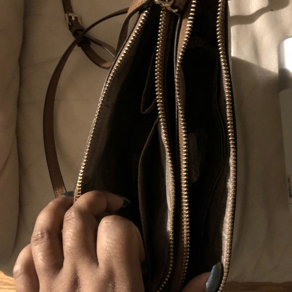 Michael Kors crossbody bag. - Picture 3 of 6
